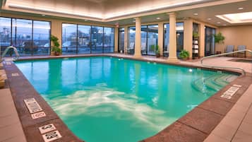 Piscine couverte, chaises longues