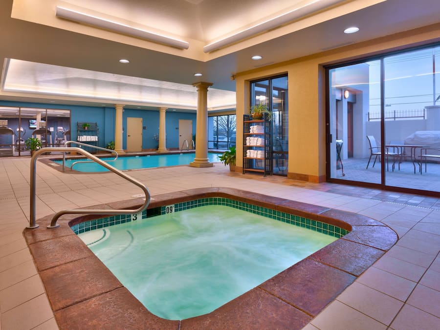Indoor pool, sun loungers