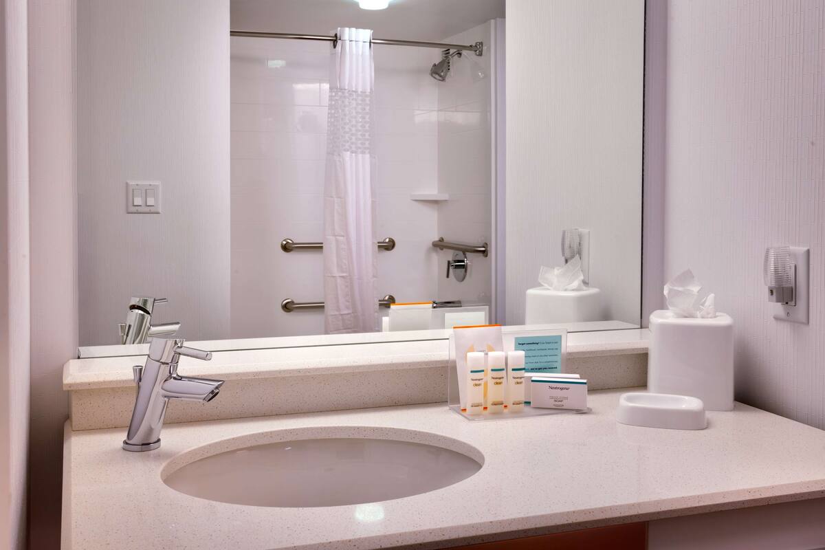 room, 1 king bed, accessible, bathtub | bathroom | free toiletries, hair dryer, towels