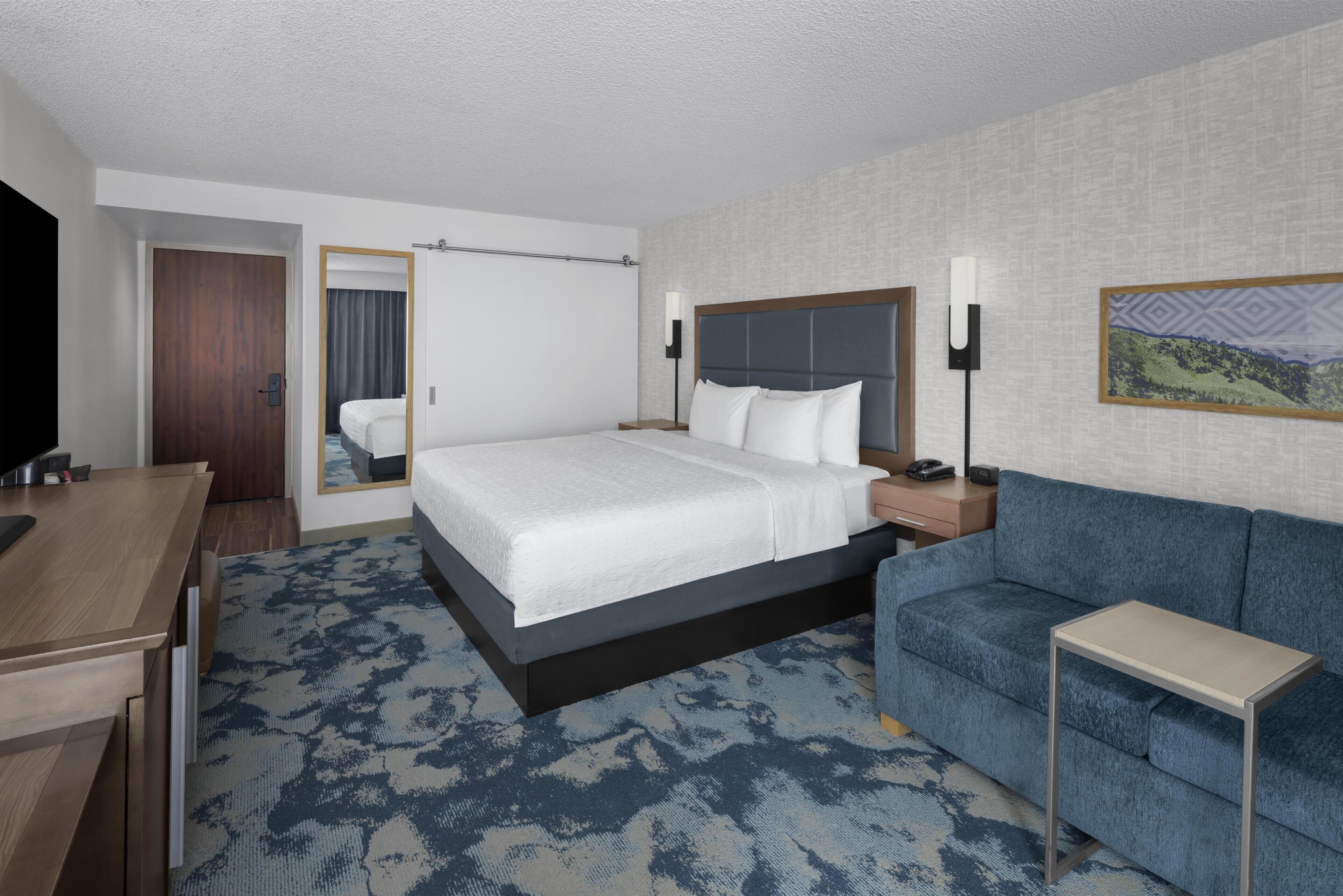 Room, 1 King Bed (Study) | Living area | 32-inch LCD TV with satellite channels, TV