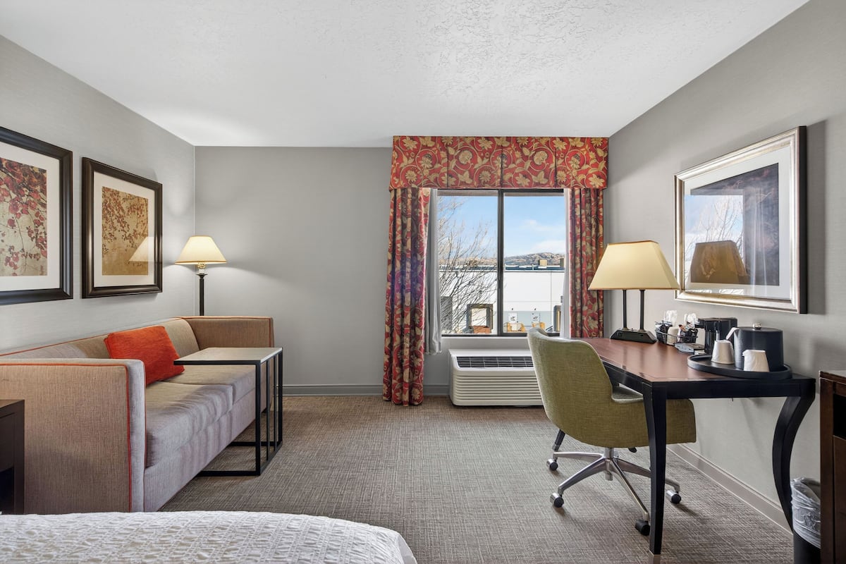 Suite, 1 King-Bett und Schlafsofa | Schreibtisch, Verdunkelungsvorhänge, Bügeleisen/Bügelbrett