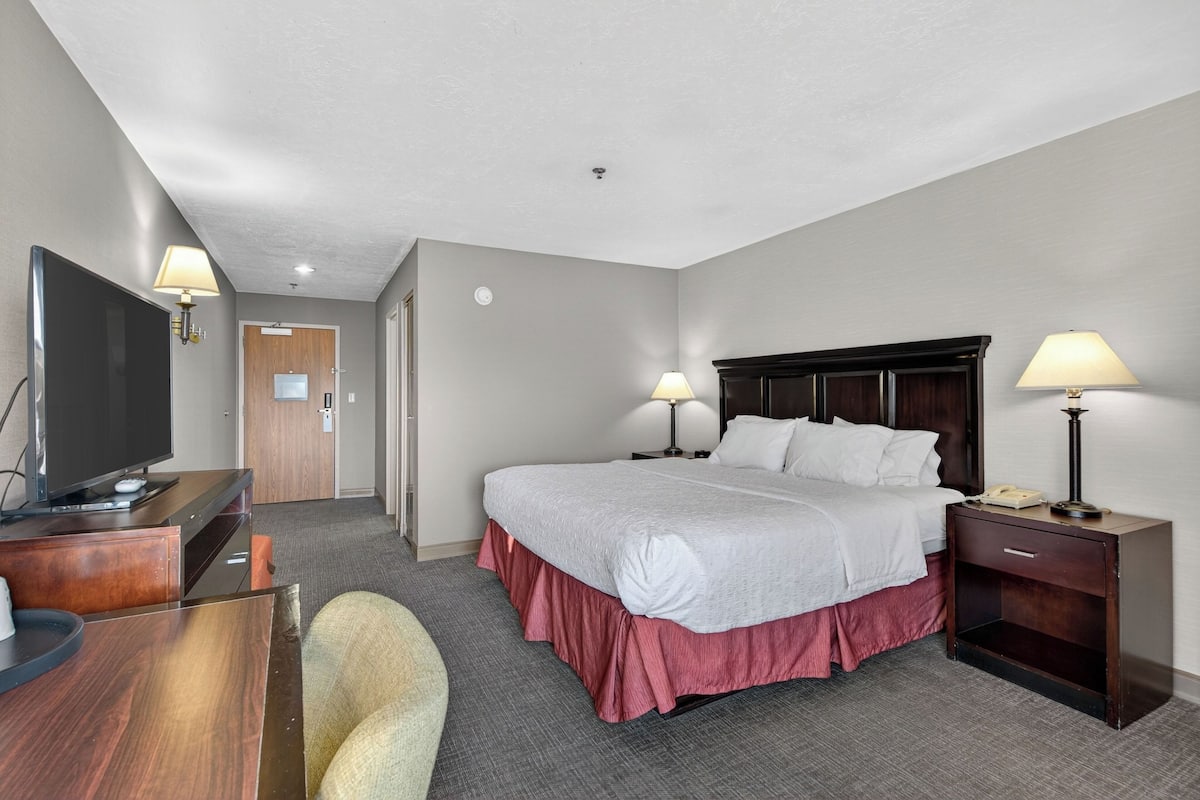 Schreibtisch, Verdunkelungsvorhänge, Bügeleisen/Bügelbrett