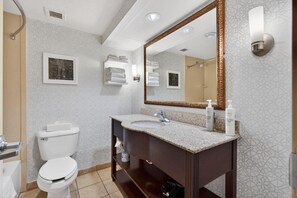 Kostenlose Toilettenartikel, Haartrockner, Handtücher