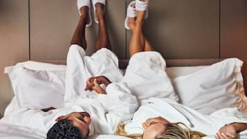 غرفة - سرير ملكي - حوض استحمام لذوي الاحتياجات الخاصة | مكتب وستائر تعتيم ومكواة/لوح كي وواي فاي مجانًا