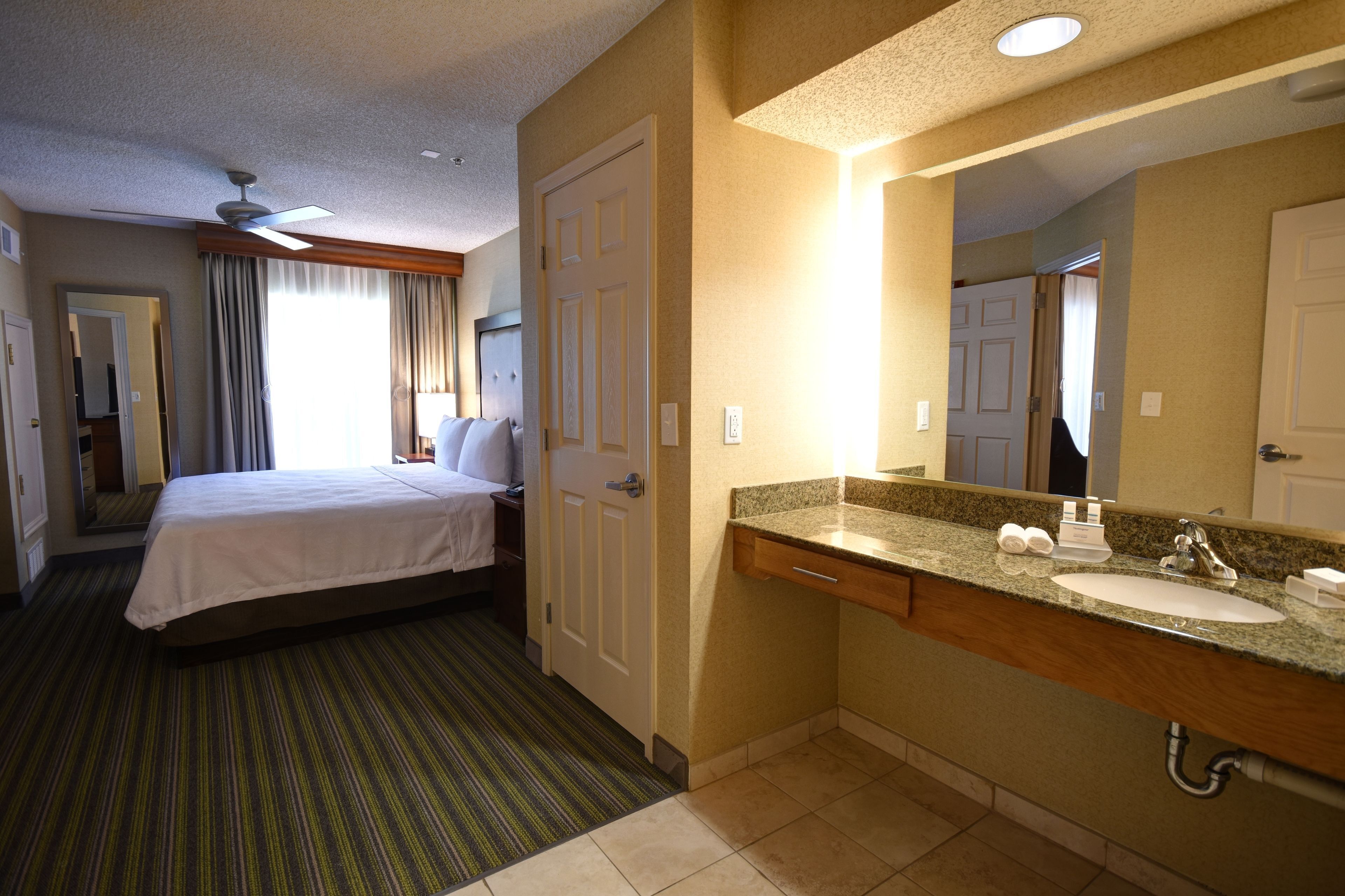 Bathroom | Combined shower/tub, free toiletries, hair dryer, towels