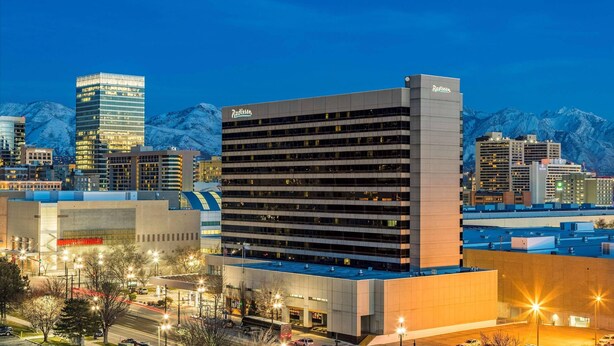 A multi-story building with a flat roof and a sign that reads 'Radisson.' - Radisson Hotel Salt Lake City Downtown (Salt Lake City)