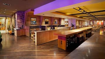 Melayani sarapan, makan siang, dan makan malam