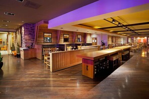 Serveert ontbijt, lunch en diner