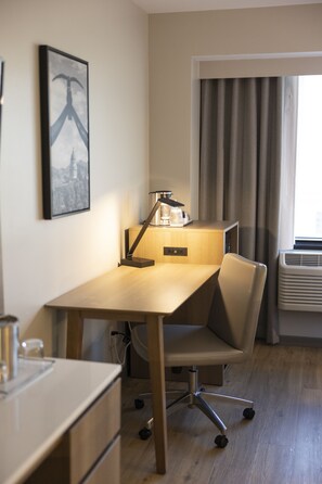 Bộ đồ giường cao cấp, chăn bông, két bảo mật tại phòng, bàn 