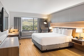 Luxe beddengoed, donzen dekbedden, een kluis op de kamer, een bureau