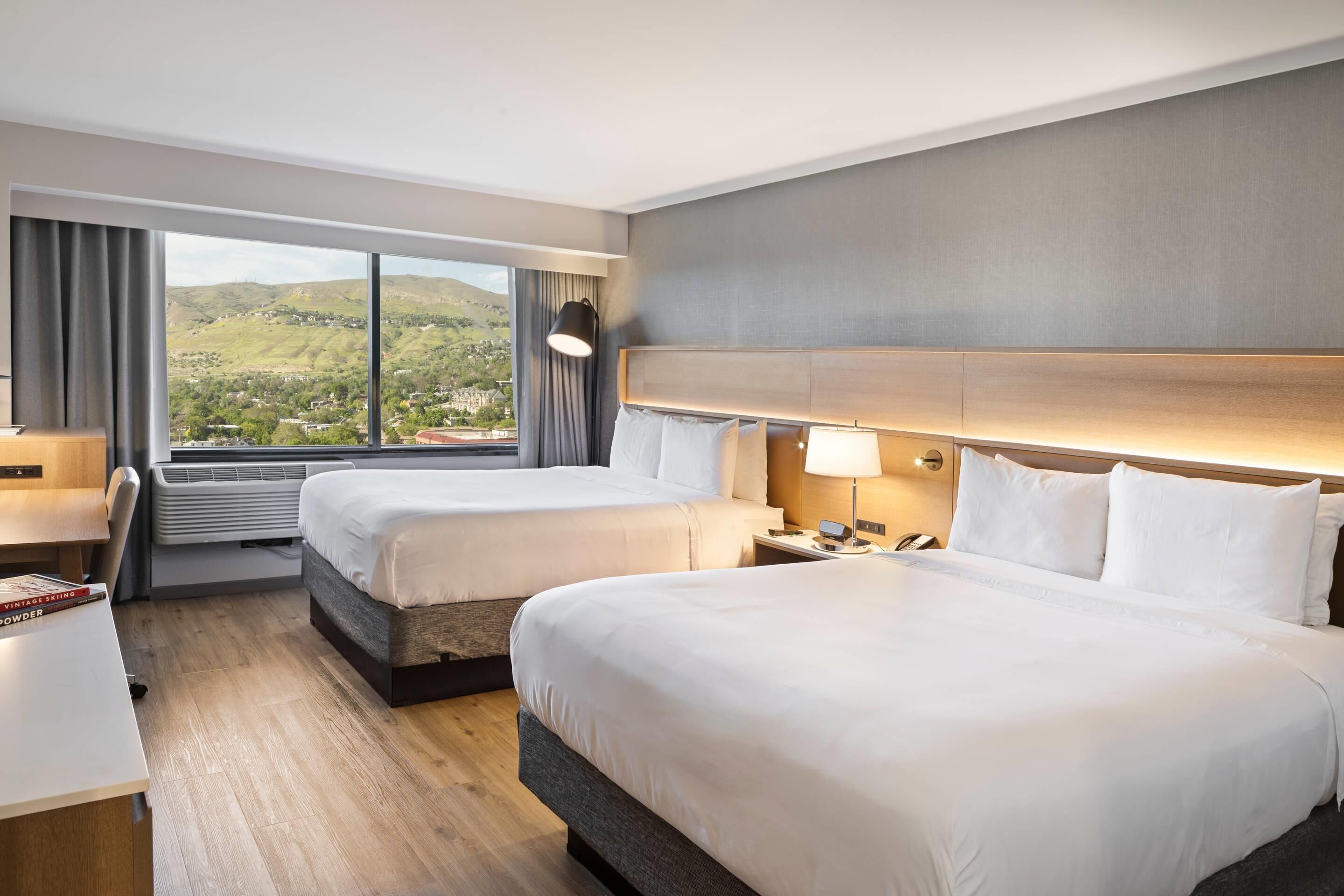 Bộ đồ giường cao cấp, chăn bông, két bảo mật tại phòng, bàn 