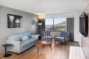 Sengetøy av topp kvalitet, dundyner, safe på rommet og skrivebord