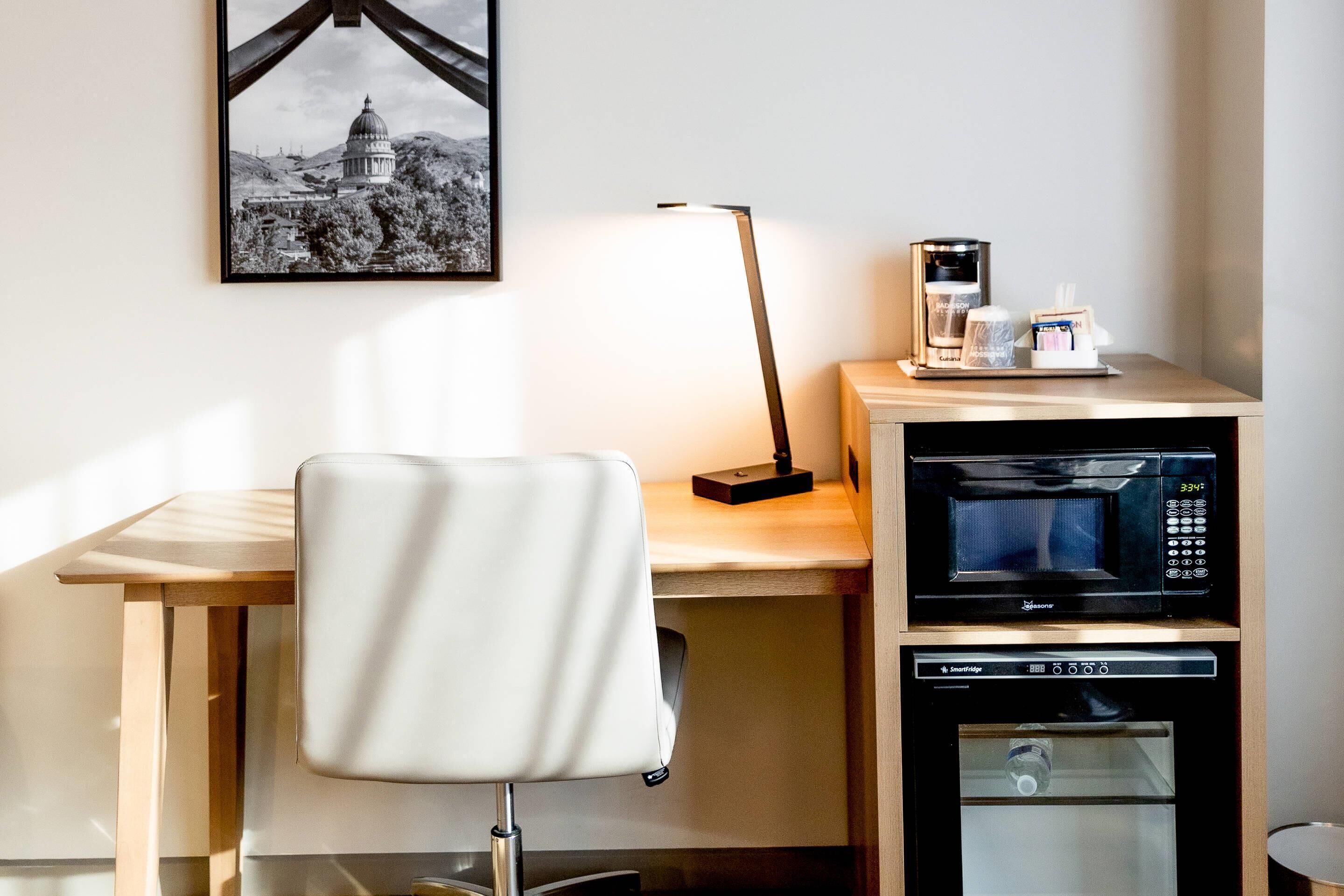 Bộ đồ giường cao cấp, chăn bông, két bảo mật tại phòng, bàn 