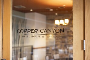 Phục vụ bữa sáng, bữa trưa và bữa tối 