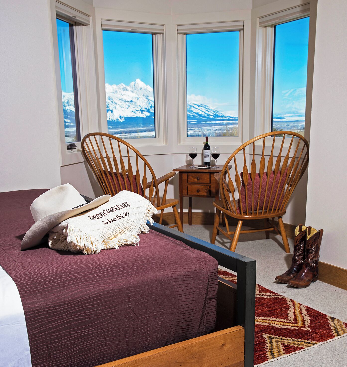 Roupas de cama premium, escrivaninha, cortinas blackout