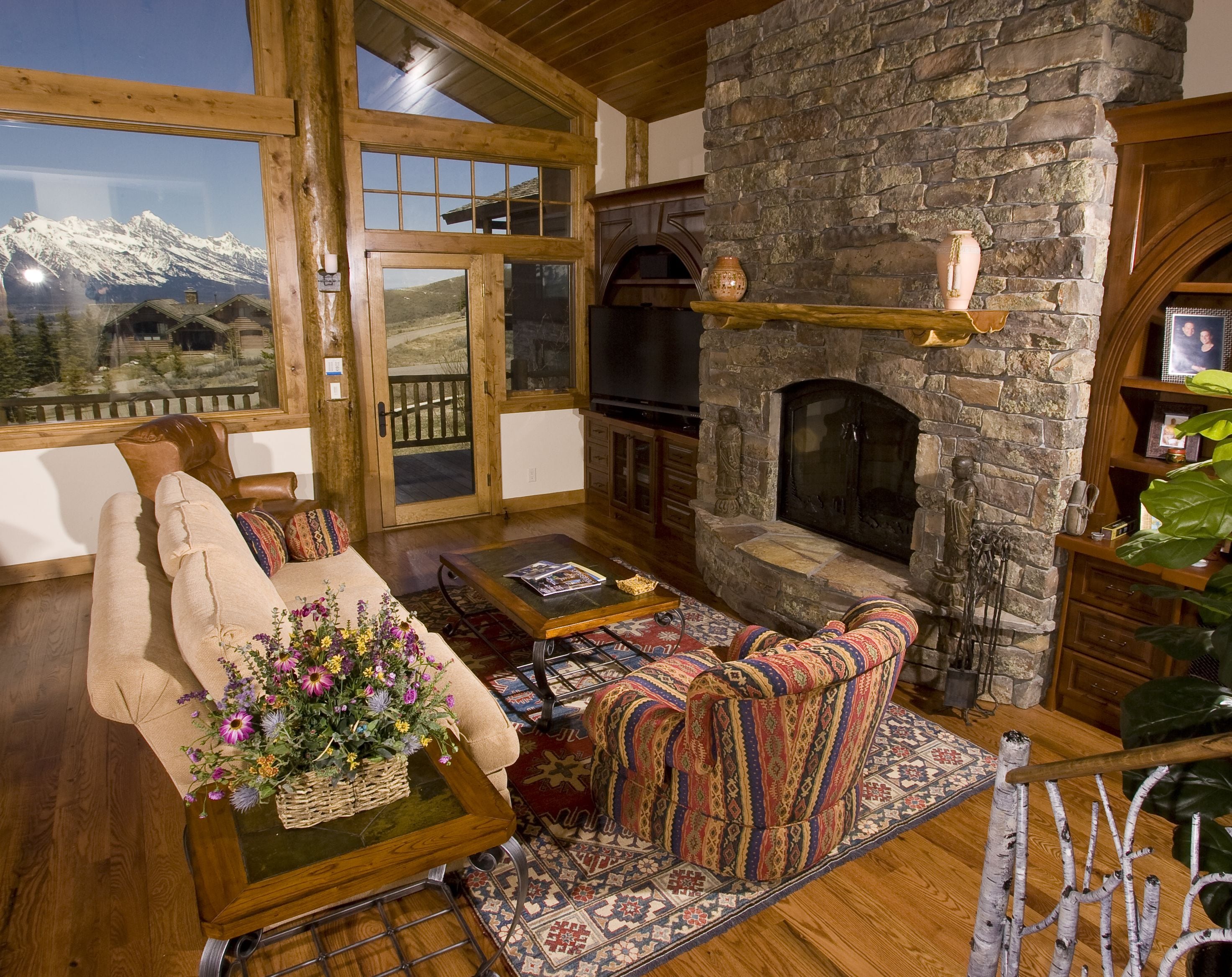 luxury house, 4 bedrooms, mountain view | living area | flat-screen tv, dvd player