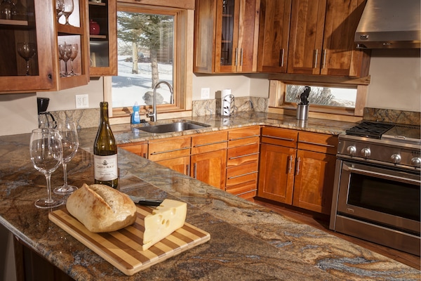 Luxury House, 4 Bedrooms, Mountain View | Private kitchen