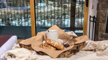 Literie de qualité supérieure, bureau, rideaux occultants