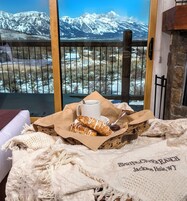 Suite, 2 habitaciones, vistas a la montaña | Ropa de cama de alta calidad, escritorio, cortinas opacas