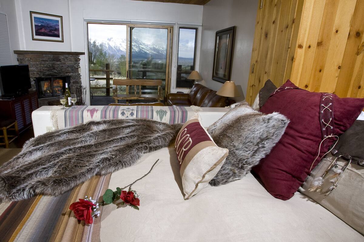 Studio, 1 Queen Bed, Kitchen | Living area | Flat-screen TV, DVD player