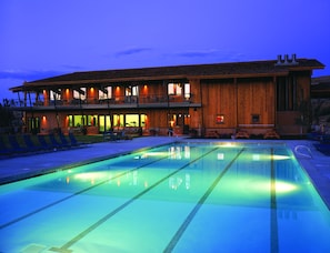 Piscina externa, guarda-sóis, espreguiçadeiras