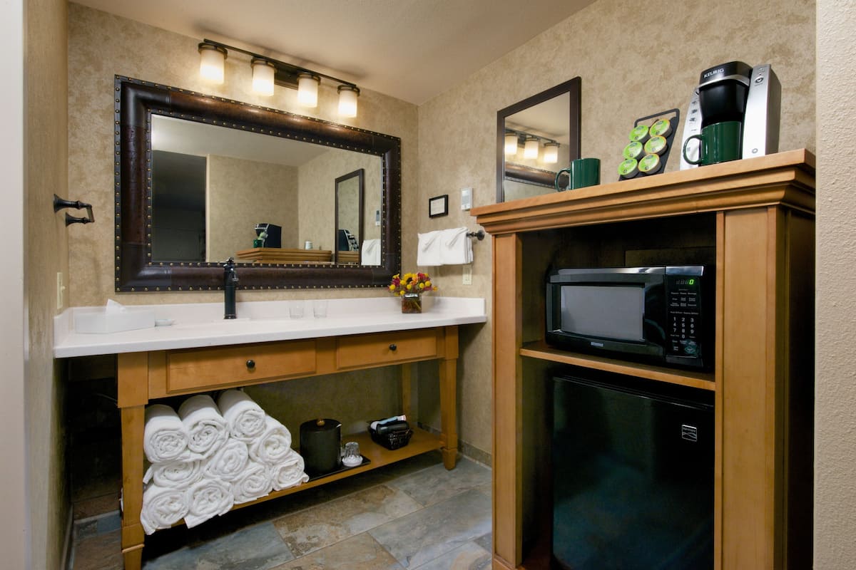 room, 1 king bed, courtyard area | bathroom sink