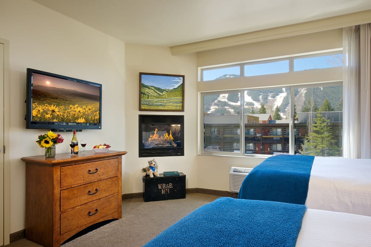 Suite, 1 Bedroom, 2 Queen Beds, Fireplace | Mountain view