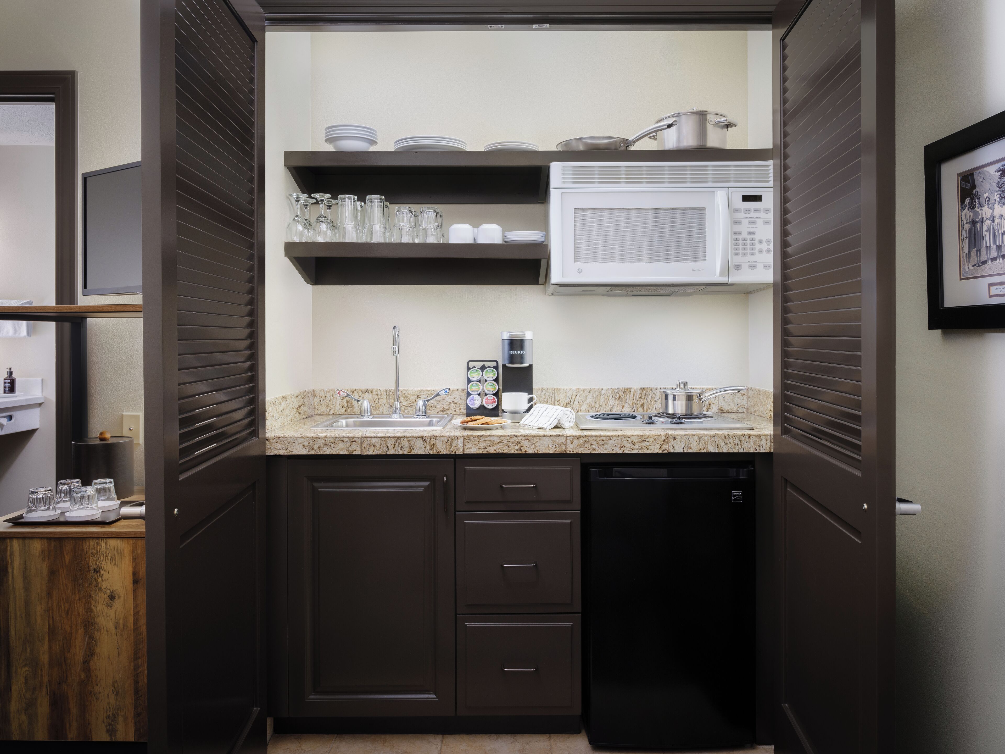 microwave, coffee/tea maker