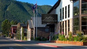 A building with a sign for The Rockwell Inn, featuring a mountain logo and a 'VACANCY' notice. - The Rockwell Inn (Jackson)
