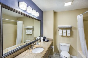 Bathtub, towels - Quality Inn Charleston South (Charleston)