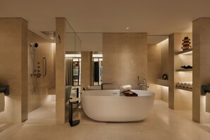 PRESIDENTIAL SUITE | Baño | Bañera y ducha independientes y bañera profunda