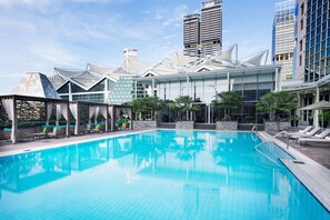 Piscine extérieure, cabanons gratuits, chaises longues