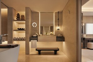 Conrad Suite, Suite Studio Présidentielle | Salle de bain | Baignoire et douche séparées, baignoire relaxante profonde