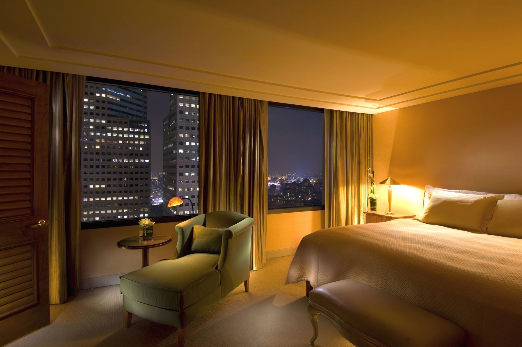 Premium bedding, down comforters, minibar, in-room safe