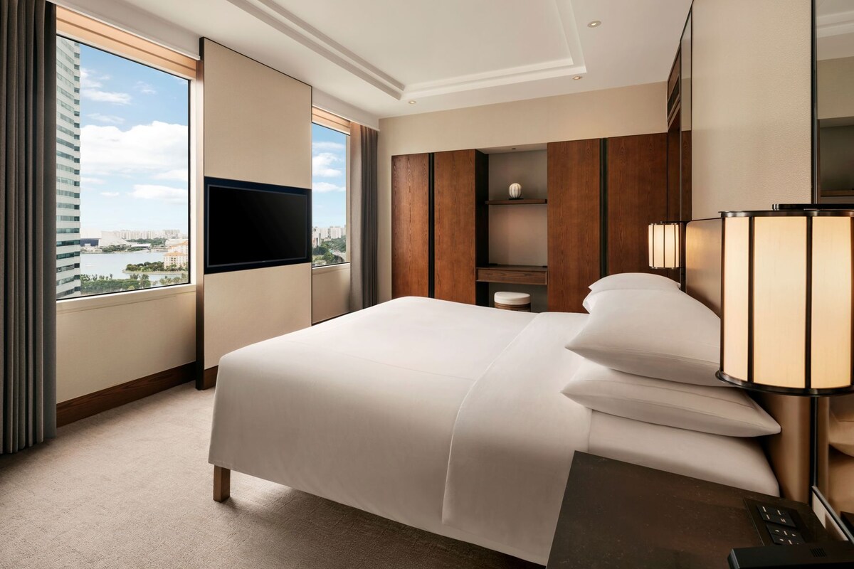 Ropa de cama de alta calidad, edredones de plumas, minibar y caja fuerte