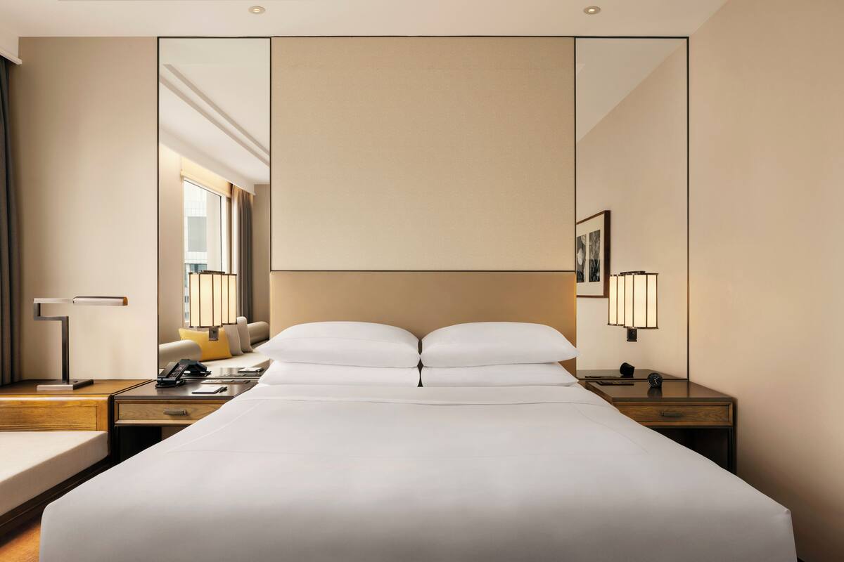 Ropa de cama de alta calidad, edredones de plumas, minibar y caja fuerte