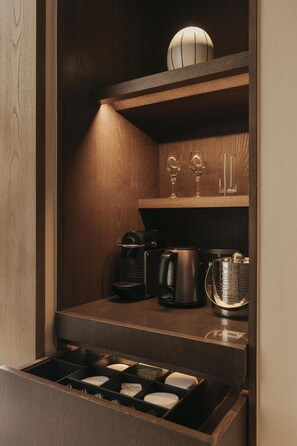 Premium bedding, down comforters, minibar, in-room safe - Conrad Singapore Marina Bay (Singapore)