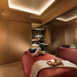 Couples treatment rooms, hot tub, body treatments, aromatherapy