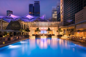 Una piscina al aire libre, cabañas de piscina gratuitas, tumbonas