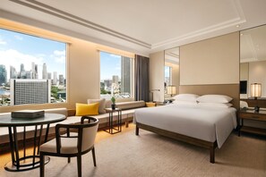 KING VIEW ROOM | Living area | TV - Conrad Singapore Marina Bay (Singapore)