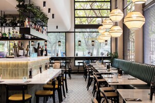 Se sirve cocina mediterránea (con mesas al aire libre) 