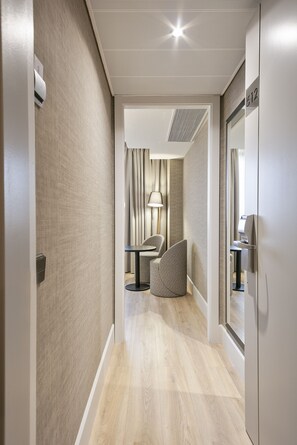 Quarto casal luxo | Frigobar, cofres nos quartos, cortinas blackout, Wi-Fi de cortesia