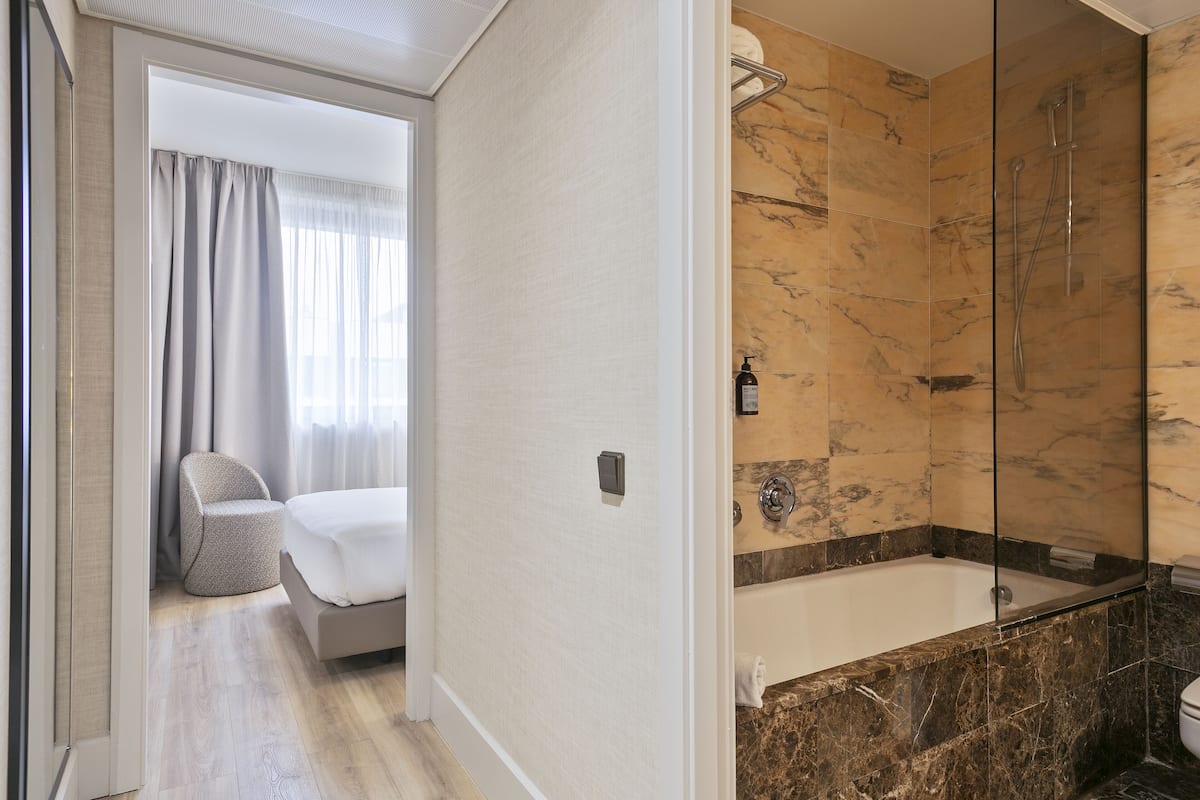 Minibar, una cassaforte in camera, tende oscuranti, Wi-Fi gratuito