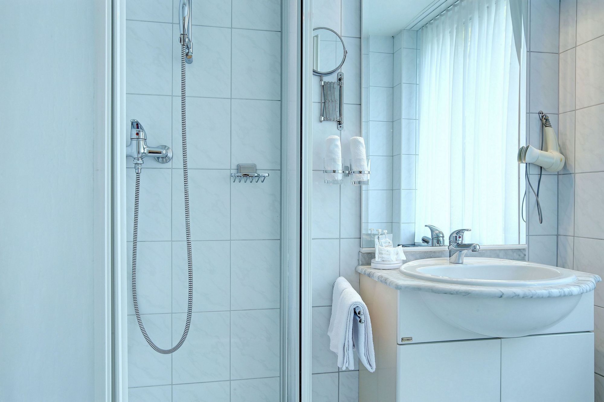 Amenidades de baño gratuitas, secadora de cabello, toallas 