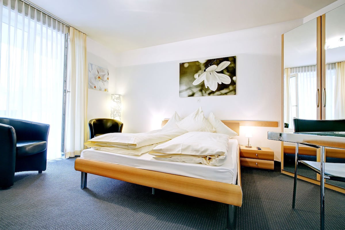 hypo-allergenic bedding, select comfort beds, desk, free wifi