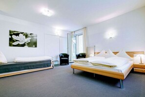Hypo-allergenic bedding, Select Comfort beds, desk, free WiFi