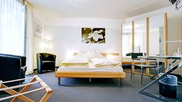 Hypo-allergenic bedding, Select Comfort beds, desk, free WiFi