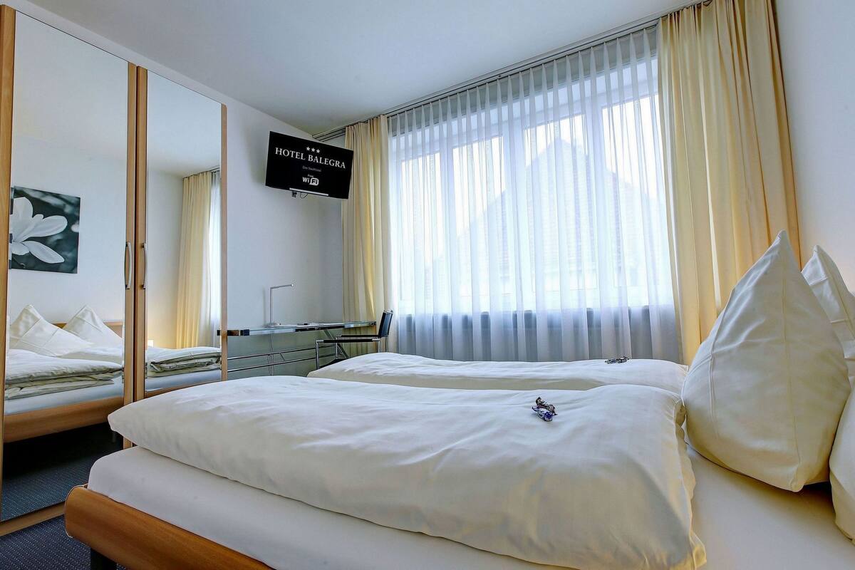 hypo-allergenic bedding, select comfort beds, desk, free wifi