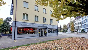 A hotel with a restaurant and a sushi bar on the ground floor. - BALEGRA City Hotel Basel Contactless Self Check-in (Basel)