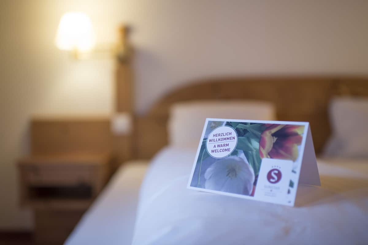 Ropa de cama hipoalergénica y minibar con artículos gratuitos
